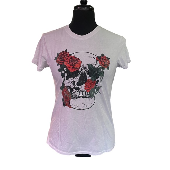 Streetwear Society Tops - StreetWear Society M White T-Shirt With Skull And Red Roses